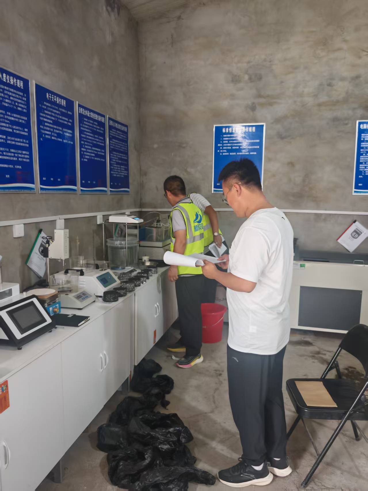 市交通建设工程质量监督站对乌梁素海周边连通公路工程进行质量监督抽查——筑牢交通建设防线(图1)